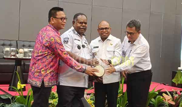 Gubernur Elisa Kambu didampingi Walikota Sorong, Septinus Lobat, Asisten Deputi Perumusan Kebijakan Pelayanan Publik Kemenpan-RB Ajib Rakhmawanto dan Perwakilan Pimpinan OPD Provinsi Papua Barat Membuka Kegiatan Pendampingan Penyusunan Kebijakan Pelayanan Publik /Foto : Suzan