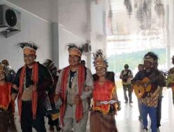 Tiba di Raja Ampat, Ketum JMSI Teguh Santosa Disambut Tarian Adat Papua