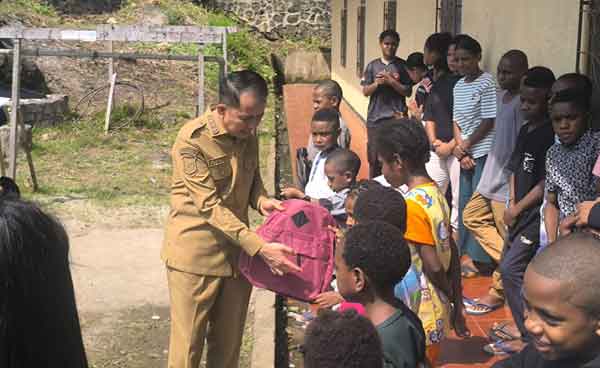 Kunjungi Korban Kebakaran di SPN Polda Papua, Pj Gubernur Berbagi Tali Asih 1 PJ Gub Papua Panti Asuhan