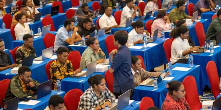 Sejumlah putra-putri asli Papua dengan serius mengikuti tes seleksi program rekrutmen PT PLN (Persero). Program rekrutmen ini merupakan wujud komitmen PLN dalam memberdayakan dan membuka kesempatan bagi talenta-talenta terbaik dari Tanah Papua untuk berkontribusi membangun kelistrikan nasional / Foto : Humas PLN