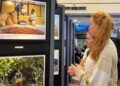 Wisatawan mancanegara melihat potret pembangunan Mimika dari masa ke masa di pameran Mimika Photo Exhibition 2015 / Foto: PFI Timika