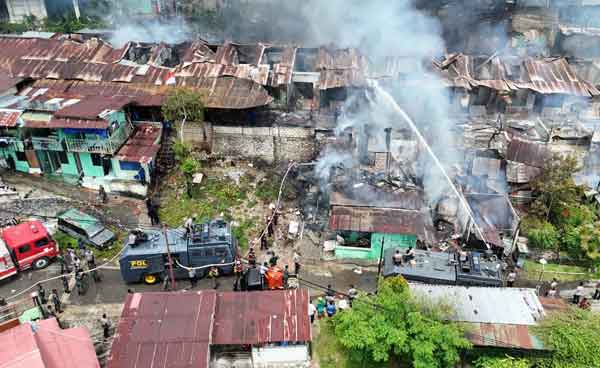 Polri Padamkan Kebakaran di Kel Numbay