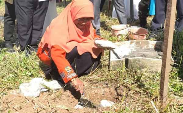 Saadiah Uluputty Pembangunan MCK Komunal