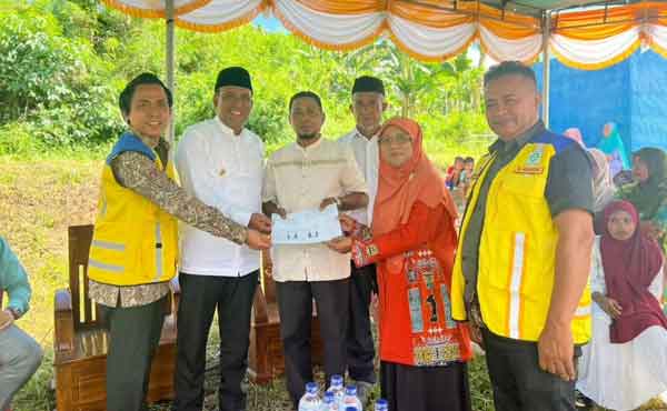 Saadiah Uluputty Pembangunan MCK Komunal2