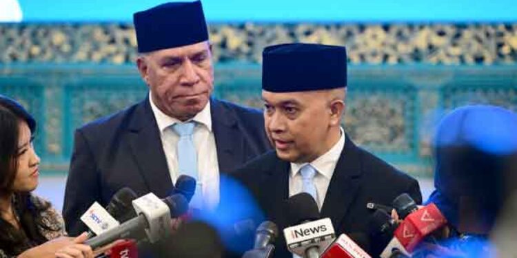 Ketua Komite Eksekutif Percepatan Pembangunan Otonomi Khusus Papua Velix Vernando Wanggai bersama Komjen Pol (Purn) Paulus Waterpauw salah satu tokoh yang masuk dalam jajaran Komite Eksekutif / Foto : Ist