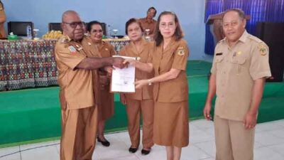 Wabup EK SK Plt Kepala SMAN 1 Mimika