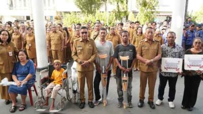 Salurkan Bantuan Dinsos Ambon-Kemensos RI, Wali Kota Singgung Soal Warga Pendatang