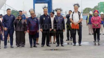 Walikota Septinus Lobat dan Wakil Walikota Anshar Karim Sambut Crew dan Penumpang Kapal Pesiar MV Odyssey (Villa Vie Residences) di Pelabuhan Sorong/foto : Suzan