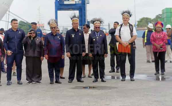 Walikota Septinus Lobat dan Wakil Walikota Anshar Karim Sambut Crew dan Penumpang Kapal Pesiar MV Odyssey (Villa Vie Residences) di Pelabuhan Sorong/foto : Suzan