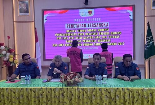 Dua Pejabat Pemkot Jadi Tersangka Korupsi ATK, Diduga Rugikan Negara 4.5 Miliar 1 Penetapan Dua Pejabat Pemkot Sorong sebagai Tersangka Korupsi ATK di Kejaksaan Negeri Sorong/Foto : Ist