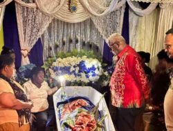 Melayat ke Rumah Duka, Bupati Rettob Kenang Almarhum Michael Kuum