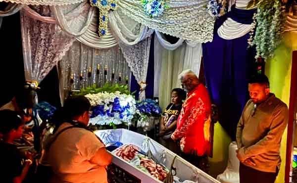 Melayat ke Rumah Duka, Bupati Rettob Kenang Almarhum Michael Kuum 2 Bupati JR Rumah Duka Michael Kuum