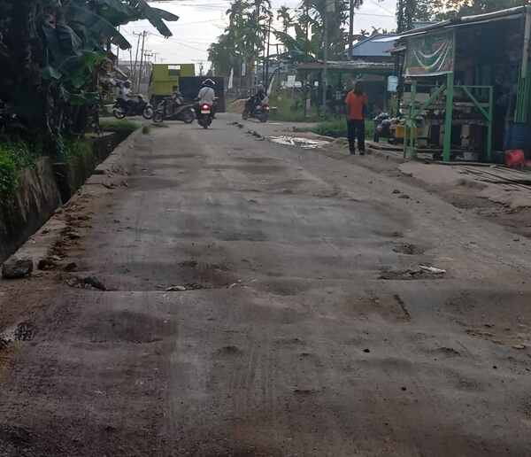 Jalan Malibela Meresahkan, Warga Minta Perhatian Pemerintah Daerah 2 IMG 20251101 WA0005