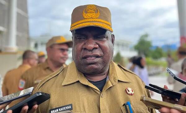 Caption: PJ Sekda Mimika, Abraham Kateyau / Foto: ist