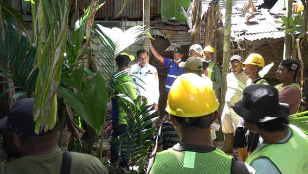 Respon Cepat, Wawali Pimpin Pasukan Kuning - Biru Atasi Sampah di Waena 1 IMG 20251105 WA0019