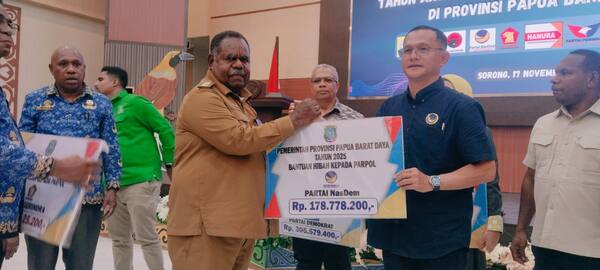 11 Partai Politik Terima Dana Hibah Sebesar Rp 1,9 Miliar, Ini Peruntukannya ! 1 Gubernur Papua Barat Daya Elisa Kambu menyerahkan dana pembinaan kepada Sekwil DPW Partai NasDem di lantai III Kantor Gubernur PBD, Senin (17/11/2025). Foto/KENN