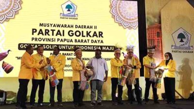 Musyawarah Daerah II Dewan Pimpinan Daerah (DPD) I Partai Golkar Papua Barat Daya resmi dibuka dengan menabuh Tifa bersama dipimpin Sekjen DPP Partai Golkar Muhammad Sarmuji di Ballroom Aston Sorong, Sabtu (22/11/2025). Foto/KENN