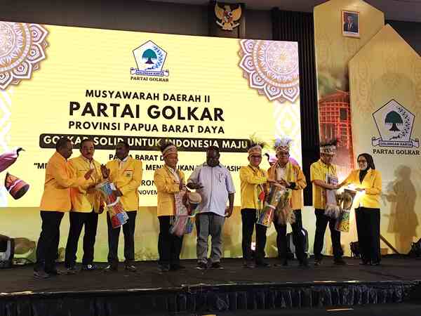 Musda II Golkar PBD Resmi Dibuka, Sekjen DPP Ingatkan Program Strategis Prabowo - Gibran 1 Musyawarah Daerah II Dewan Pimpinan Daerah (DPD) I Partai Golkar Papua Barat Daya resmi dibuka dengan menabuh Tifa bersama dipimpin Sekjen DPP Partai Golkar Muhammad Sarmuji di Ballroom Aston Sorong, Sabtu (22/11/2025). Foto/KENN