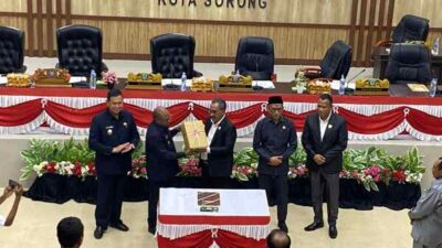 Wali Kota Sorong Septinus Lobat serahkan dokumen Raperda APBD T.A 2026 kepada Ketua DPRK Sorong di ruang sidang utama DPRK Sorong, Senin (24/11/2025). Foto/Ist