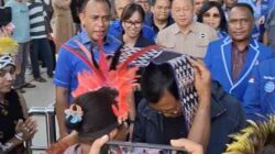 Tiba di Bandara DEO, Sekjen DPP Demokrat Disambut Tarian Adat Papua 3 IMG 20251130 WA0005