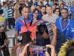 Tiba di Bandara DEO, Sekjen DPP Demokrat Disambut Tarian Adat Papua