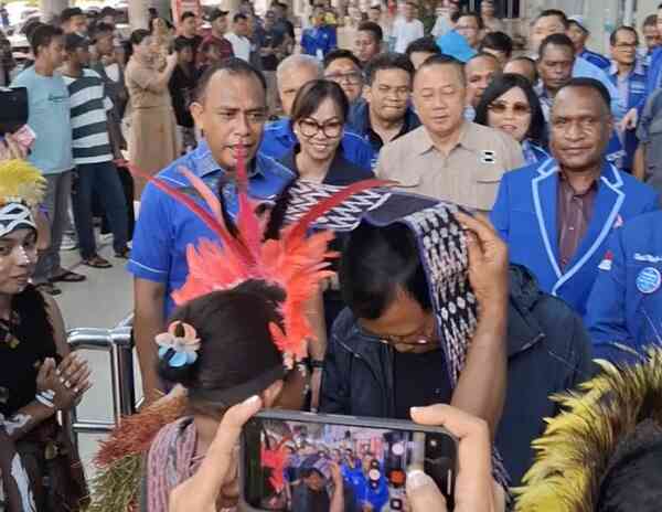 Tiba di Bandara DEO, Sekjen DPP Demokrat Disambut Tarian Adat Papua 1 IMG 20251130 WA0005