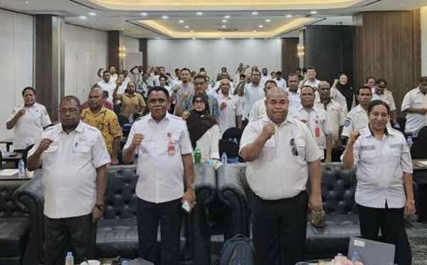 Fokus Pastikan Program Tepat Sasaran, Pemprov PBD Maksimalkan Pendataan OAP 1 Rapat Evaluasi Pendataan Penduduk Orang Asli Papua se kabupaten/kota oleh Dinas Kependudukan dan Pencatatan Sipil dan Pemberdayaan Masyarakat dan Kampung (Dukcapil-PMK) Provinsi Papua Barat Daya/foto : Suzan