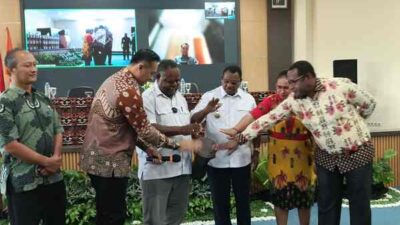 Gubernur Elisa Kambu didampingi Plh Sekretaris Daerah Kabupaten Sorong Adi Bremantyo, Direktur Perencanaan Anggaran Daerah Rikie , Bupati Maybrat Karel Murafer, (kemeja putih), Bupati Sorsel Petronela Krenak, Ketua DPRP PBD Ortis Fernando Sagrim saat Menabuh Tifa Pembukaan Sosialisasi Permendagri No 14 tahun 2025/ Foto : Suzan