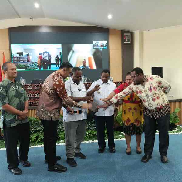 Gubernur Elisa Kambu didampingi Plh Sekretaris Daerah Kabupaten Sorong Adi Bremantyo, Direktur Perencanaan Anggaran Daerah Rikie , Bupati Maybrat Karel Murafer, (kemeja putih), Bupati Sorsel Petronela Krenak, Ketua DPRP PBD Ortis Fernando Sagrim saat Menabuh Tifa Pembukaan Sosialisasi Permendagri No 14 tahun 2025/ Foto : Suzan