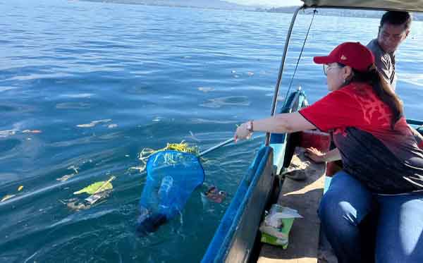 Lisa Wattimena Sampah Teluk Ambon