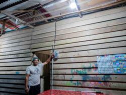 Dulu Berbagi Akses Listrik PLN, Kini Program BPBL Bawa La Haidi Nikmati Cahaya Terang 