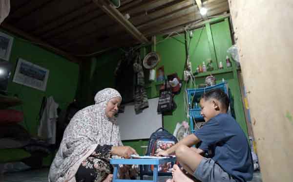 Dulu Berbagi Akses Listrik PLN, Kini Program BPBL Bawa La Haidi Nikmati Cahaya Terang 2 PLN La Hadi Nikmati Cahaya Terang2