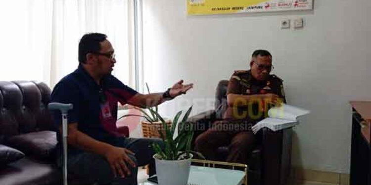 Panji Agung Mangkunegoro saat bertemu Kasie Pidsus Marvie de Queljoe di kantor Kejaksaan Negeri Jayapura, Papua, Selasa (25/11/2025) / Foto : EHO