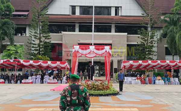 Wakil Gubernur Provinsi Papua Barat Daya, Ahmad Nasrau Memimpin Upacara Hari Pahlawan tahun 2025 / Foto : Suzan