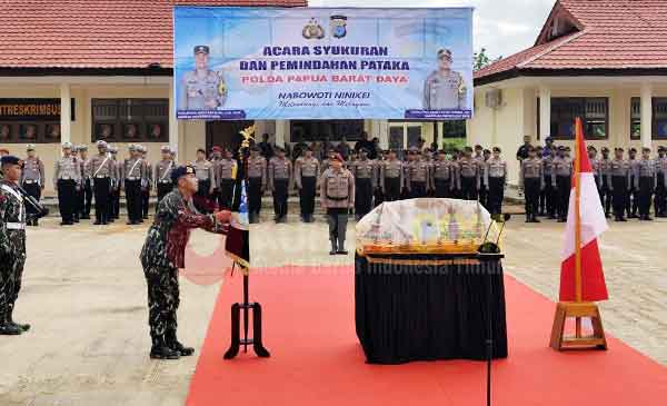 Pemindahan Pataka "Nabowoti Ninike" Polda PBD Disambut Adat Suku Moi 2 Polda PBD Kirab Pataka2