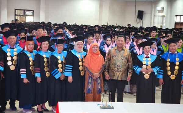 Hadiri Wisuda Poltekes Kemenkes Maluku: Ini Pesan Penting Saadiah ke 413 Lulusan 2 Saadiah Uluutty Wisuda Poltekes Kemenkes Mal2
