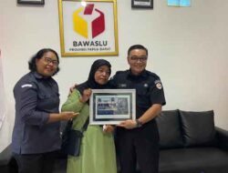 Seorang Pengendara Tertangkap Saat Lakukan Ini, Bawaslu PB Beri Penghargaan