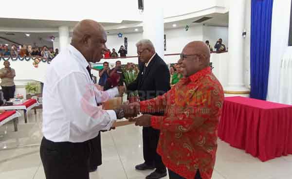 Bupati JR Pemkab Mimka Serahkan 1232 SK P3K