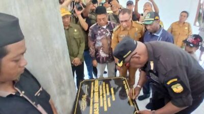 Resmikan Renovasi Masjid Tertua di Mimika Barat, Bupati Rettob Kenang Kisah Masa Kecilnya