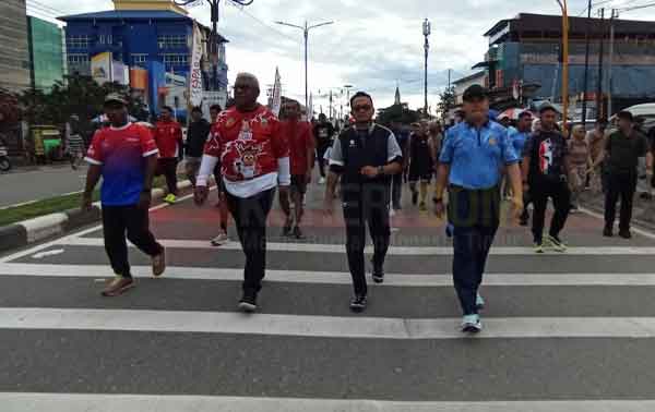 Bupati Mimika Tutup Car Free Day 2025: Ajak Warga Jaga Harmoni dan Lawan Hoaks 2 Bupati JR tututp Car Free Day 2025