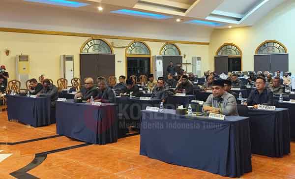 RAPBD Papua Barat 2026 Sebesar 4,4 Triliun, Ini Penjelasan Gubernur Mandacan 3 DPRP PB Gubernur PB RAPBD 2026 3