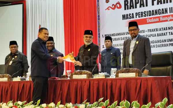 Beri Catatan Strategis, F-NasDem Bersatu Ingatkan Gubernur PB Konsisten dengan RPJMD 1 Fraksi NasDem Bersatu Pandangan Umum DPRP PB