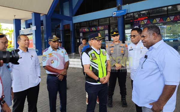 Gubernur Tinjau Pos NATARU, Pastikan Provinsi PBD Aman di Malam Natal 2025 2 Gub PBD Posko Nataru 2025 3