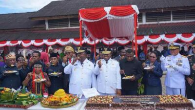 Momen Gubernur dan Wakil Gubernur bersama Forkopimda potong tumpeng HUT ke-3 Provinsi Papua Barat Daya di Alun-alun Aimas, Kabupaten Sorong, Senin (8/12/2025). Foto/Ist