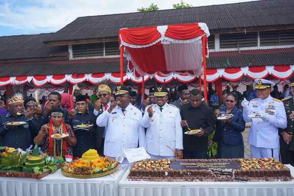 Momen Gubernur dan Wakil Gubernur bersama Forkopimda potong tumpeng HUT ke-3 Provinsi Papua Barat Daya di Alun-alun Aimas, Kabupaten Sorong, Senin (8/12/2025). Foto/Ist