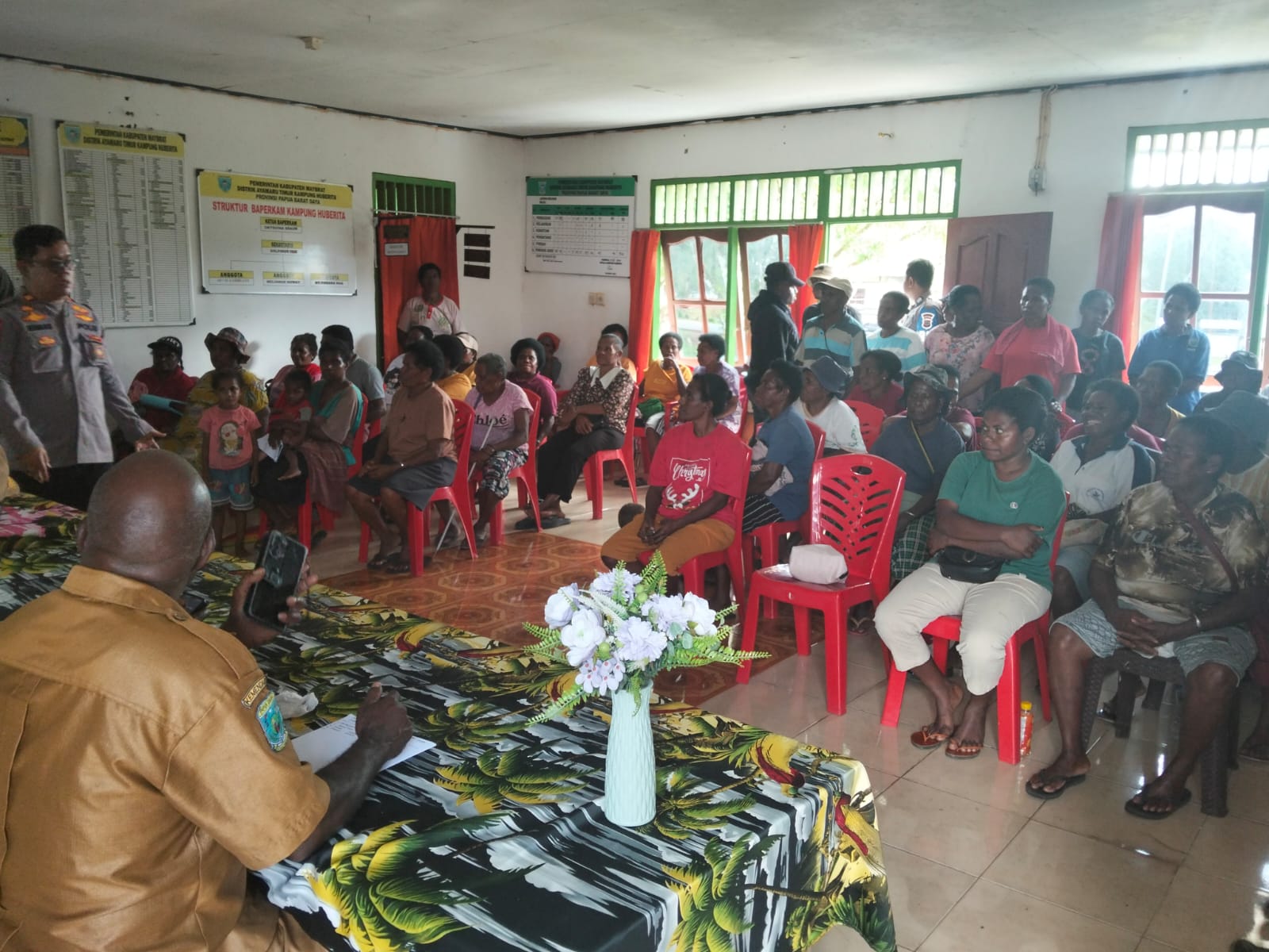 Jelang Hari Raya Natal 2025, Polda PBD Silaturahmi Bersama Warga Distrik Ayamaru 1 IMG 20251216 WA0035