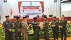 DPRP Sahkan APBD Papua Barat Tahun 2026 Sebesar Rp 4,4 Triliun 3 Ketua DPRP Papua Barat Orgenes Wonggor,S.IP resmi menyerahkan dokumen Perda APBD Papua Barat tahun anggaran 2026 kepada Gubernur PB Drs Dominggus Mandacan,M,S dalam rapat paripurna DPRP di Ballroom Aston Niu Manokwari, Selasa (30/12/2026). Foto/KENN