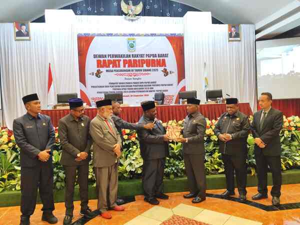 Ketua DPRP Papua Barat Orgenes Wonggor,S.IP resmi menyerahkan dokumen Perda APBD Papua Barat tahun anggaran 2026 kepada Gubernur PB Drs Dominggus Mandacan,M,S dalam rapat paripurna DPRP di Ballroom Aston Niu Manokwari, Selasa (30/12/2026). Foto/KENN