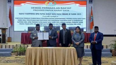 Pimpinan DPRP PBD bersama Gubernur Papua Barat Daya Elisa Kambu Teken Penetapan dan Persetujuan Perda Non-APBD PBD Tahun 2025 dan Propemperda tahun 2026 dalam Rapat Paripurna DPRP PBD di Hotel Vega Prime Kota Sorong, Rabu (17/12/2025) Foto/Ist