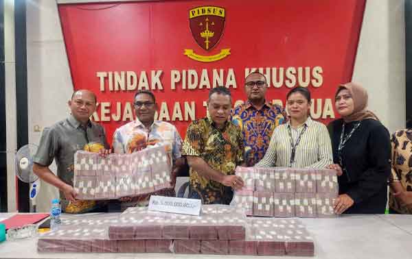 Kembalikan Dana PON XX 15 M, Status YW Dipertanyakan: Tersangka atau ATM Berjalan? 1 Kejati Papua Uang Korupsi Yunus Wonda 15 M